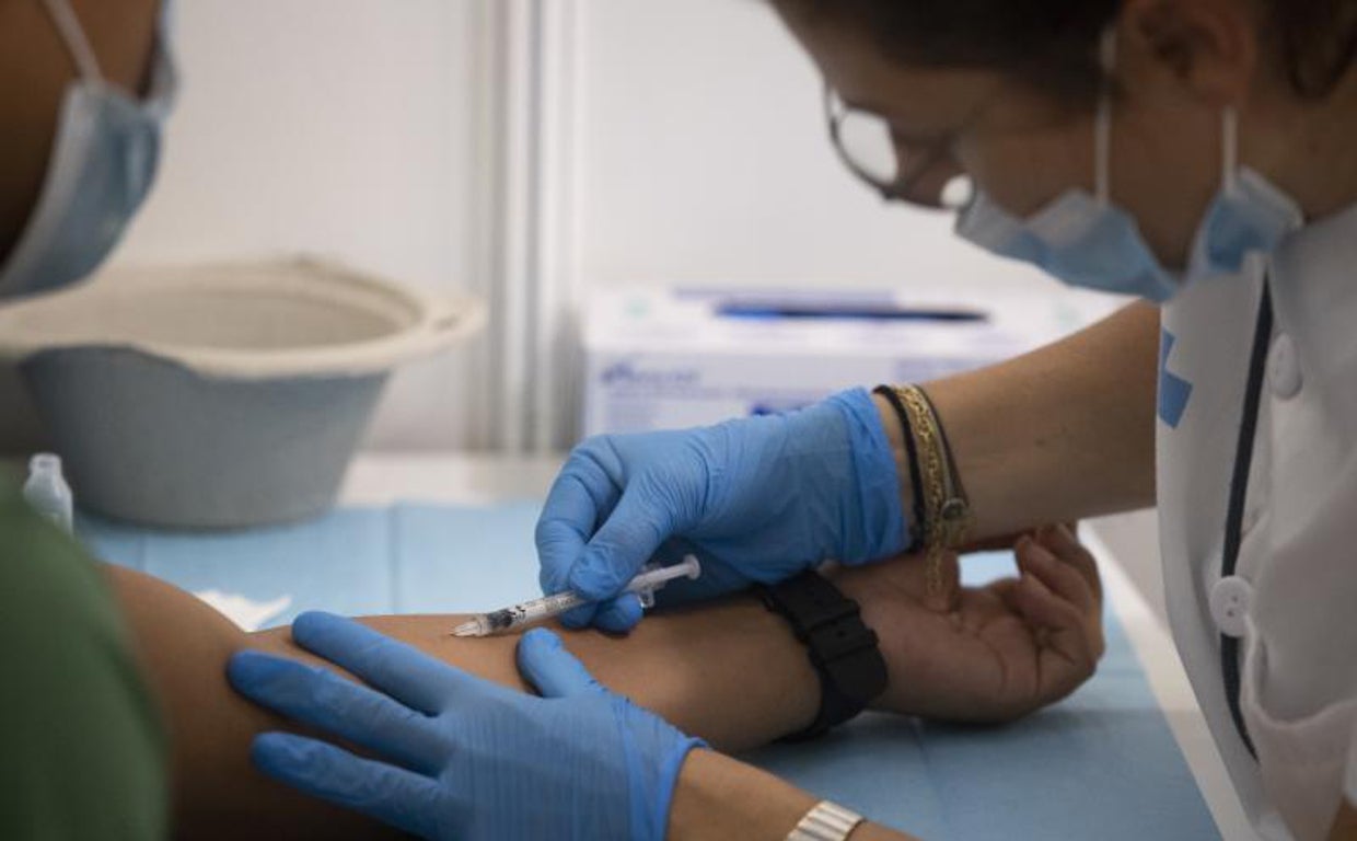Un hombre recibe la vacuna de viruela del mono en Barcelona