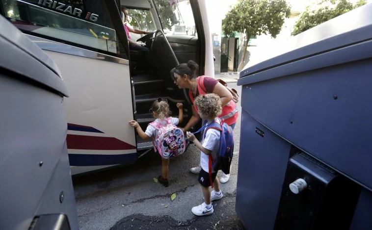 Una niña de 3 años se queda todo el día encerrada en un autobús escolar de Sitges
