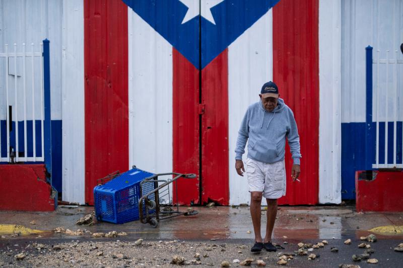 Un hombre camina cabizbajo en Puerto Rico tras el paso del Huracán Fiona 