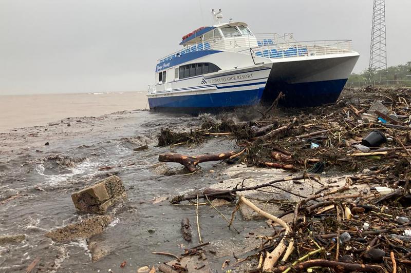 Un barco encallado en la costa de Puerto Rico 