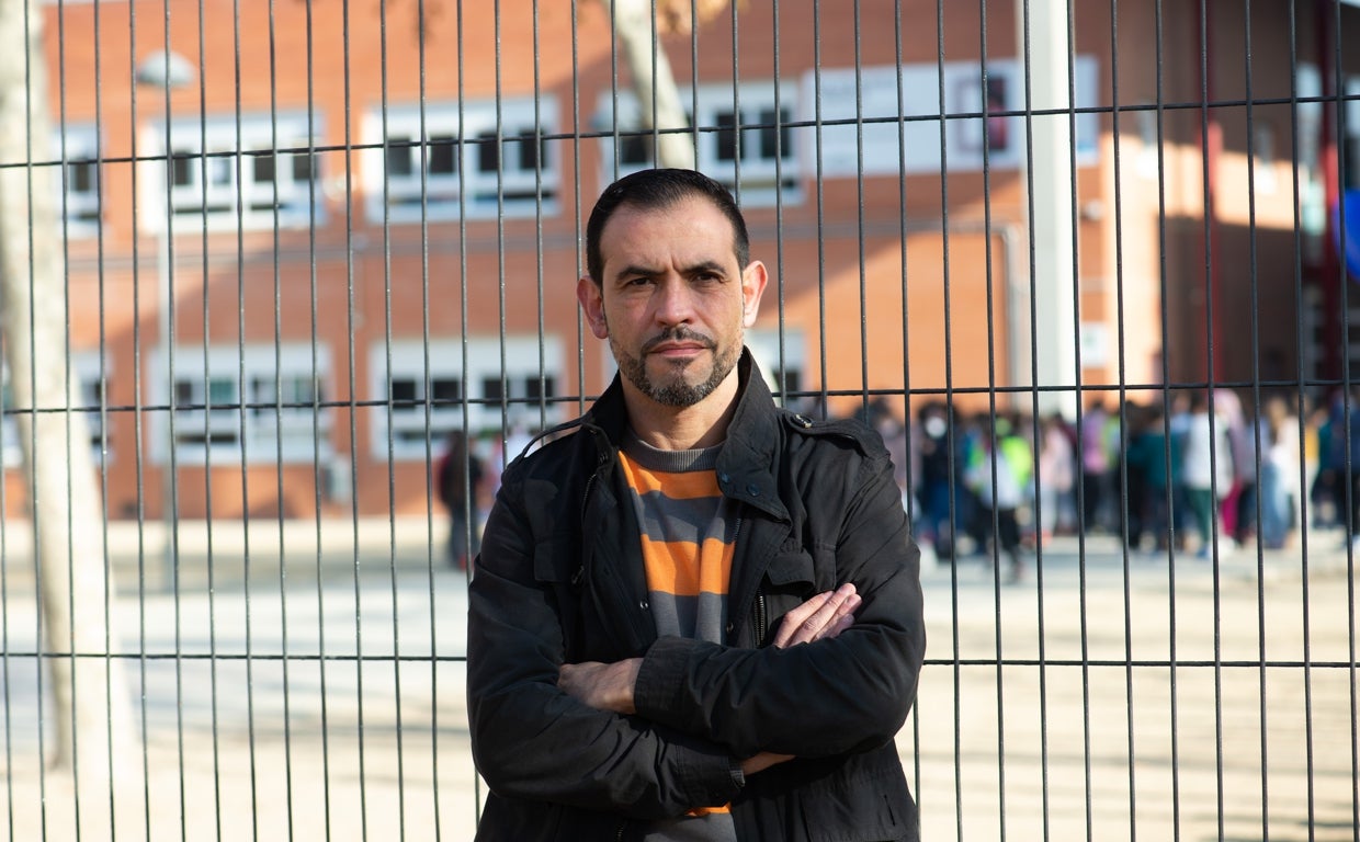 Jordi López, frente al colegio de uno de sus hijos
