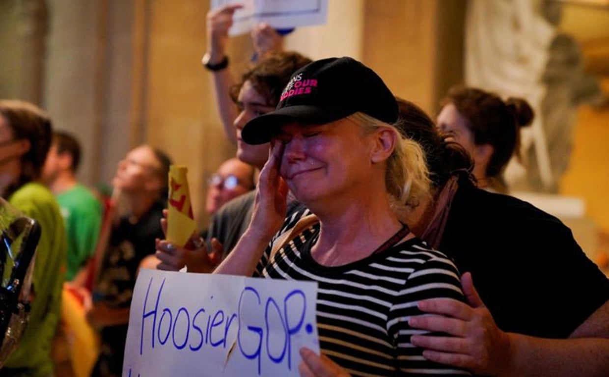Mujer llorando tras conocer la decisión de los tribunales de Indiana en Junio de prohibir el aborto