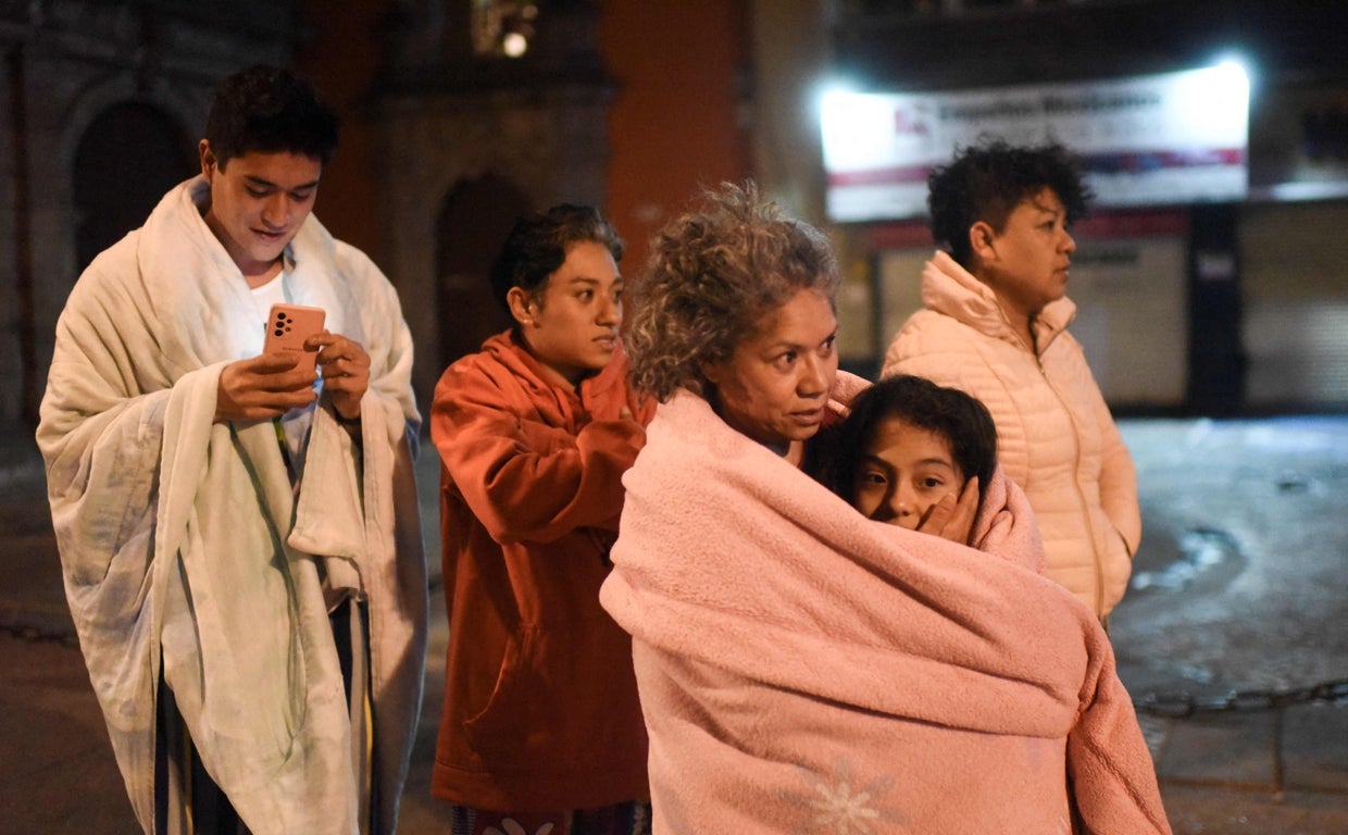 Los residentes se paran en una calle después de un terremoto de magnitud 6,8 en la Ciudad de México
