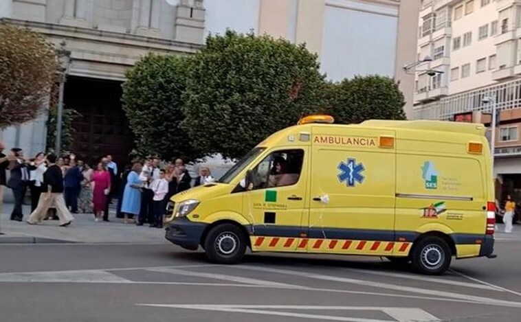 Utilizan una ambulancia como coche de boda para una pareja de recién casados en Badajoz