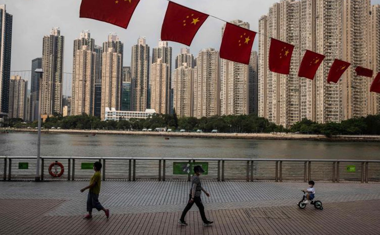 La gente camina por el paseo marítimo en el distrito Tsing Yi de Hong Kong