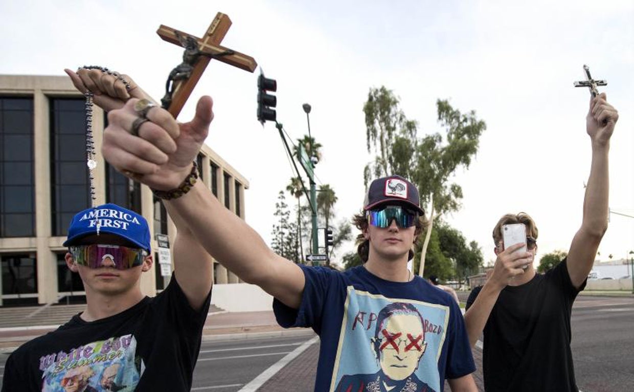 Manifestantes antiabortistas en Arizona celebran el fallo judicial