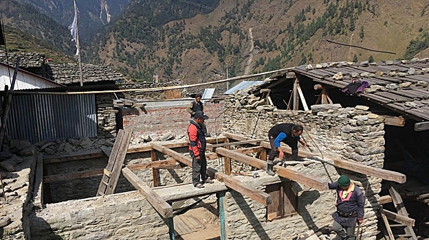 Reconstrucción de una casa de los Tamang
