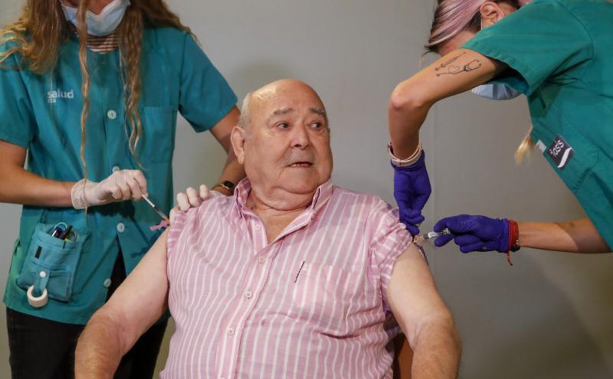 Un hombre recibe la vacuna contra el Covid-19 y la gripe en la residencia Elías Martínez, ayer en Zaragoza (Aragón)