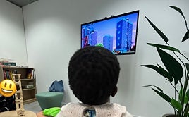 Un niño en una de las salas del juzgado especializado