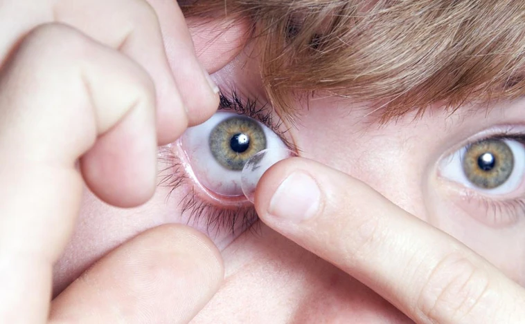 La rara enfermedad que contrajo una mujer por llevar lentillas que provoca un dolor insoportable en los ojos
