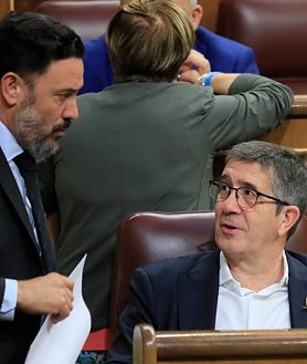 Imagen secundaria 2 - Arriba, la ministra de Igualdad; abajo, charla con el diputado del PP, Guillermo Mariscal, el mismo que conversa en el Pleno con Patxi López, portavoz socialista. Los tres partidos se pusieron ayer en sintonía para tumbar la enmienda de la CUP
