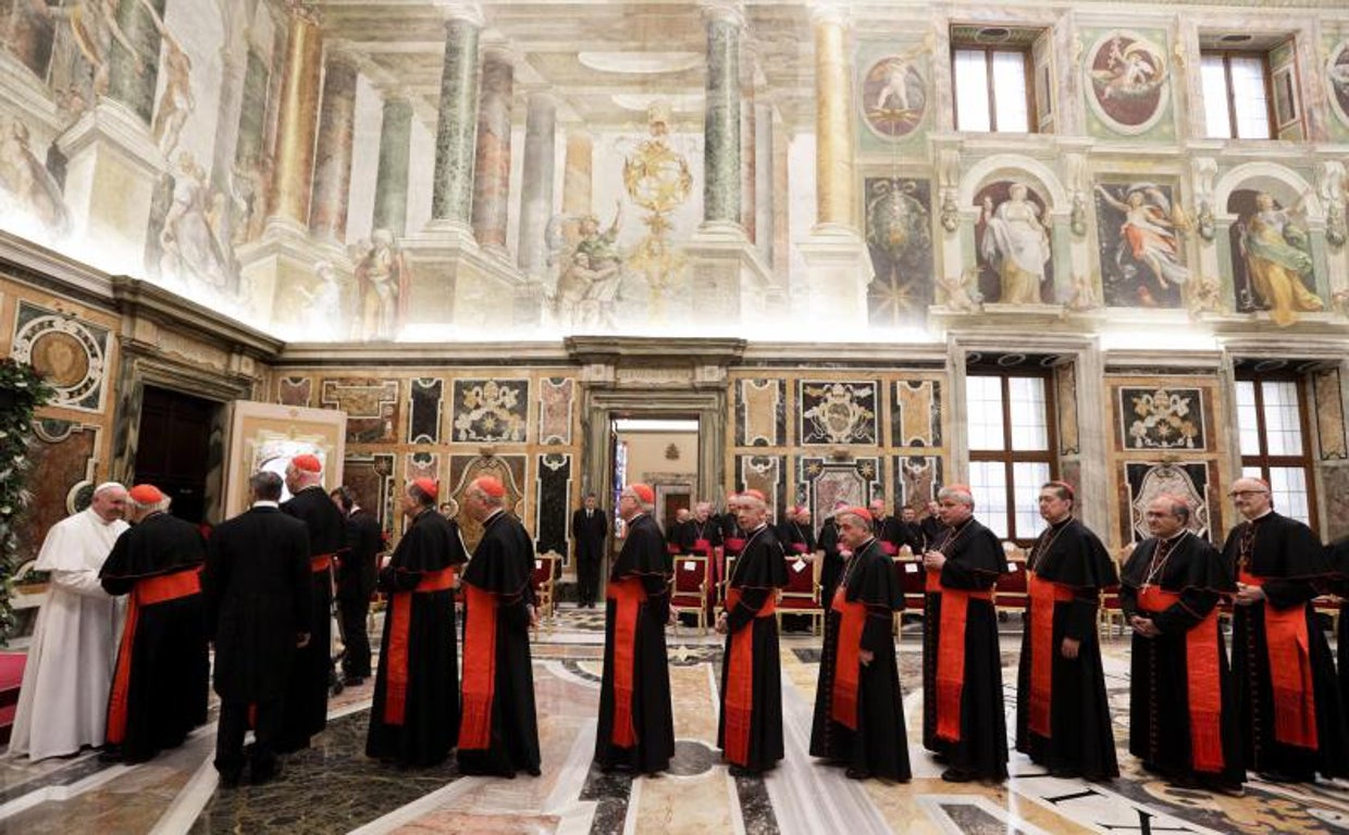 Los cardenales de la Curia vaticana esperan su momento para felicitar al Papa en la Navidad de 2019