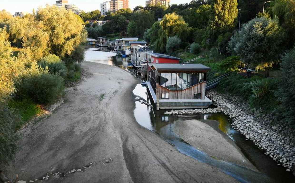 Casas flotantes en el lecho seco del río Waal, Holanda