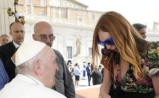 El Papa saluda, el pasado verano, a Alessia Nobile, del colectivo trans en Italia