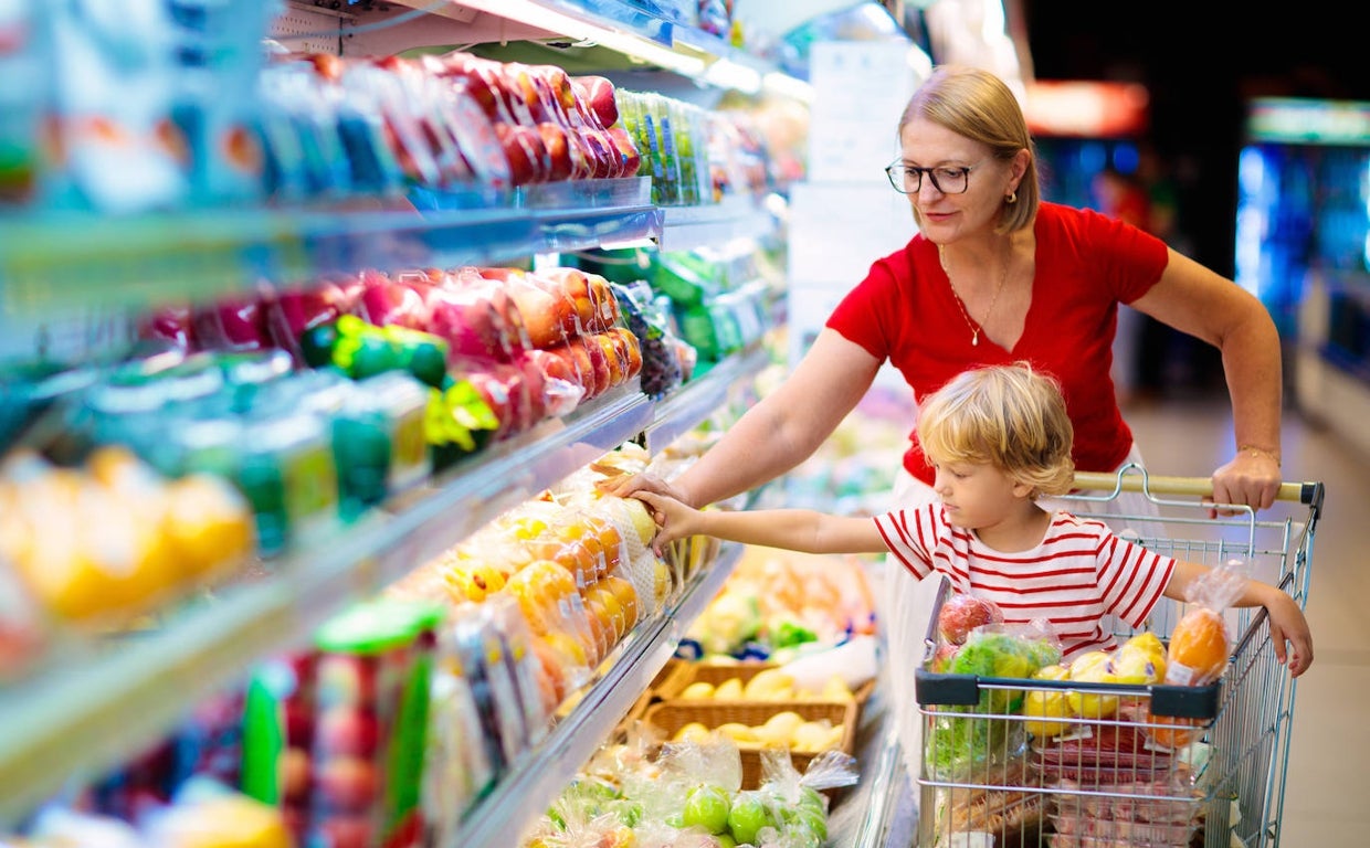 Una mujer hacer la compra junto a su hijo