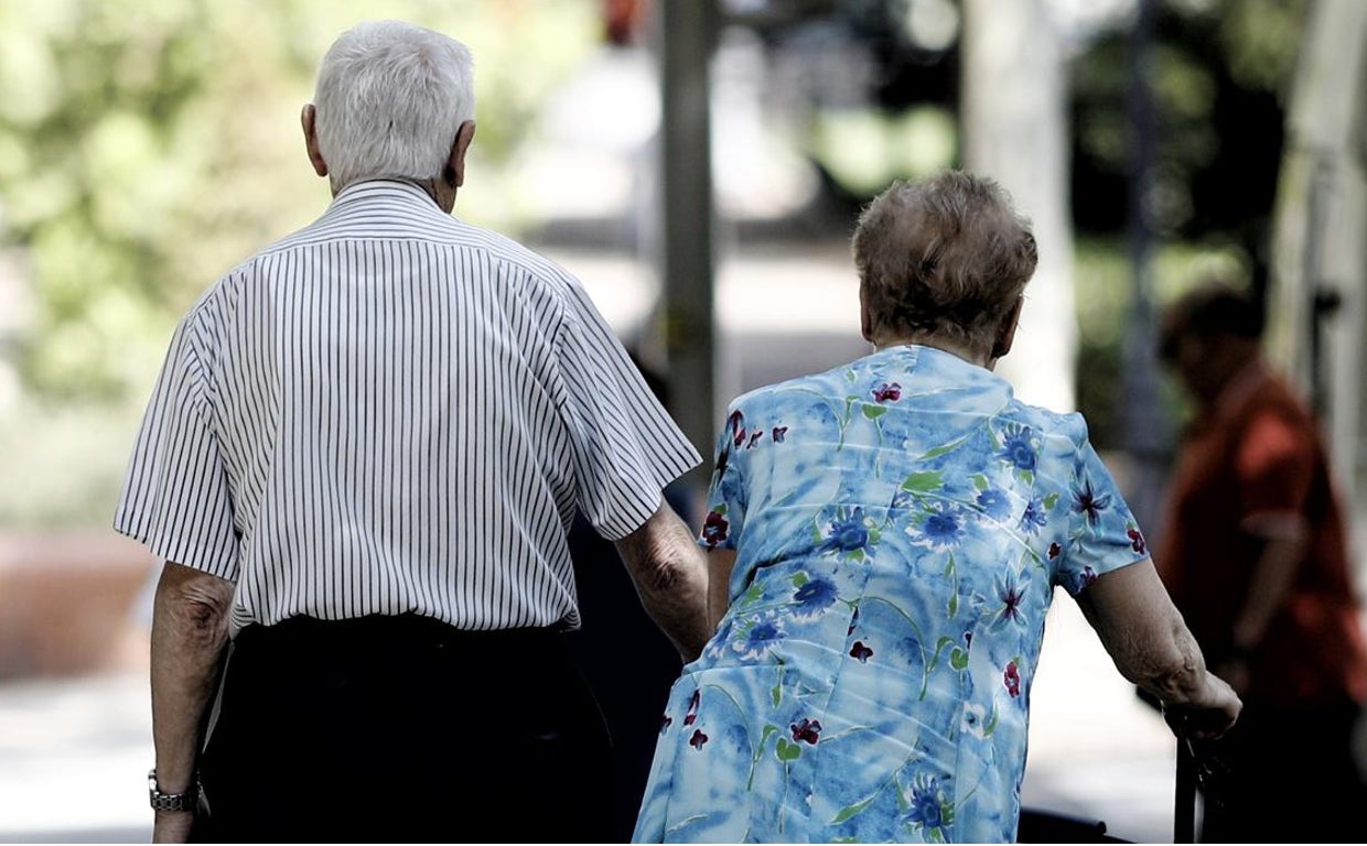 Una pareja de ancianos en una imagen de archivo