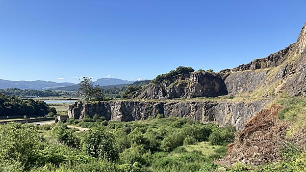 La antigua cantera de Solvay, restaurada para pastoreo y ganadería