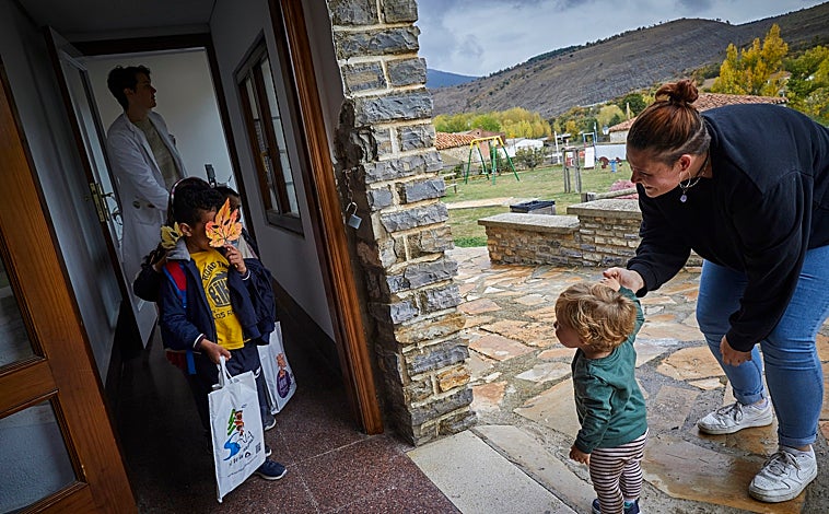 Imagen principal - Arriba, Aida y la pequeña Munay esperan a Nilo y Gaia. Sobre estas líneas, a la izquierda, Badr e Ibitsam a la salida del colegio. A la derecha, Miguel Ángel López en el patio del centro