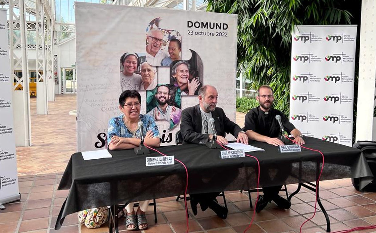 El director de OMP, José María Calderón, rodeado por los misioneros Ximena Cabezas y Paul Scheider en la rueda de prensa en el invernadero del Palacio de Cristal de Arganzuela