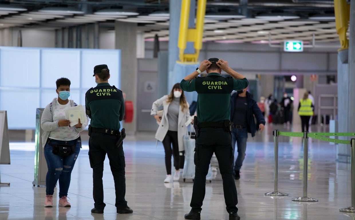 Viajeros muestran su documentación Covid en el aeropuerto