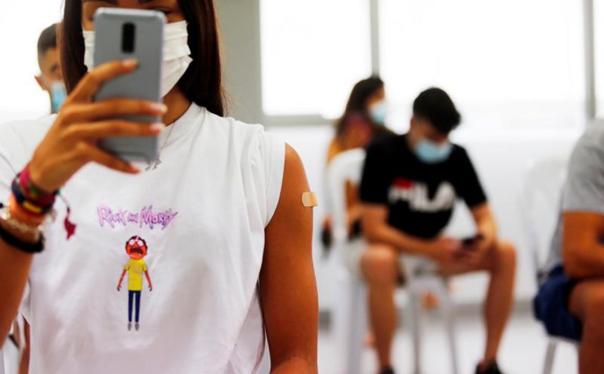 Una joven recibe una vacuna en Alicante