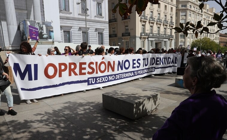 Las feministas socialistas piden una reunión urgente con Pedro Sánchez por la 'ley trans'