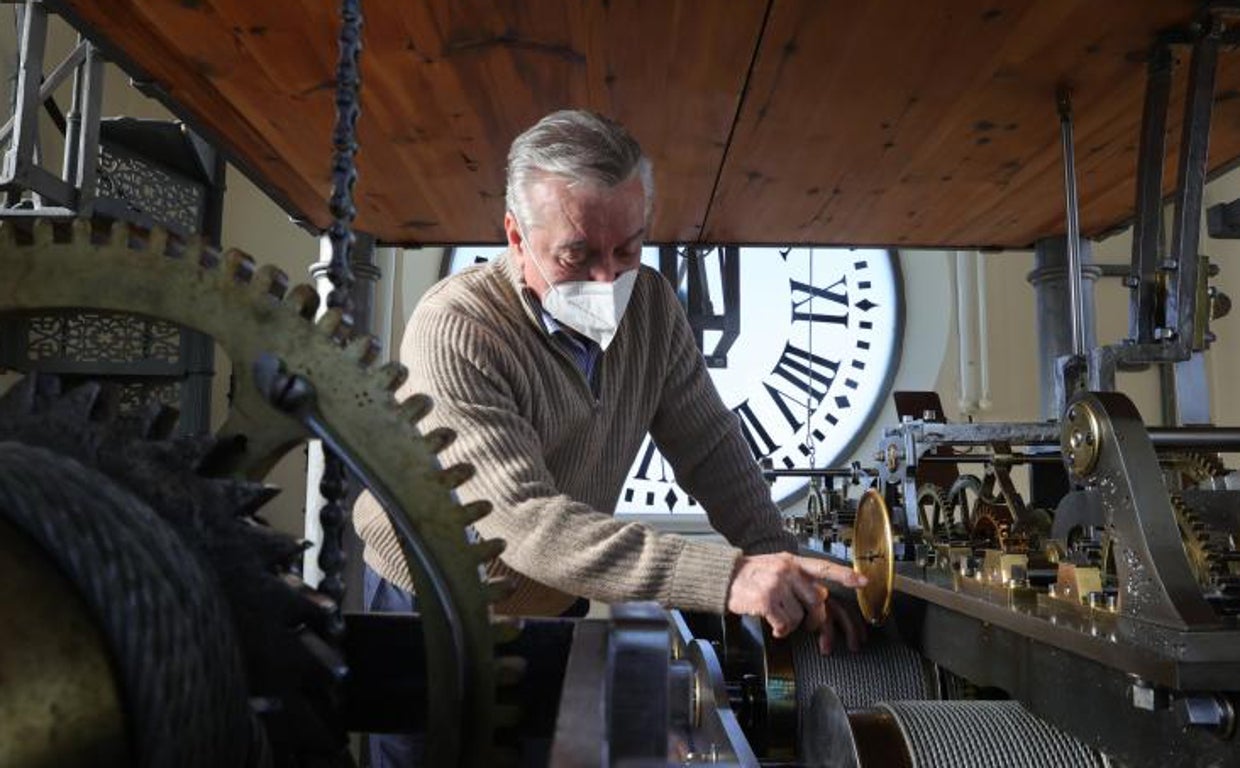 Imagen de archivo de Jesús López Terradas, encargado del mantenimiento del reloj de la Puerta del Sol