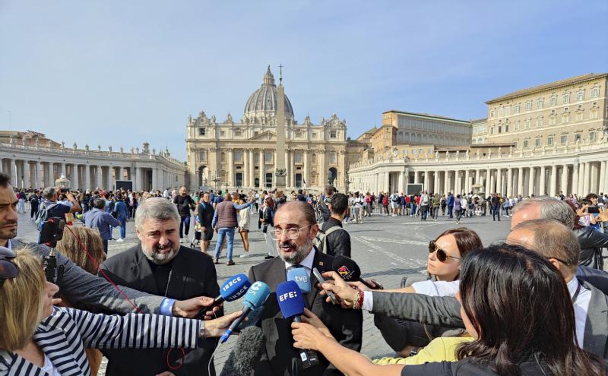 Lambán y Escribano atienden a los periodistas tras su audiencia con el Papa Francisco