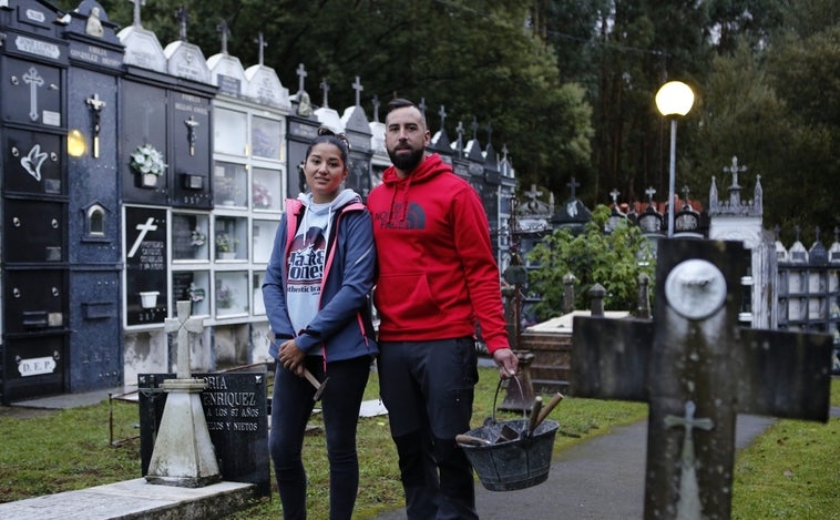 Alicia y Sergio,  los enterradores y prometidos que temen más a los vivos