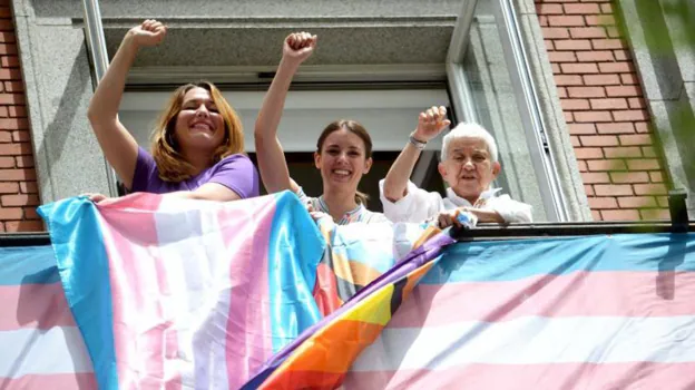 La ministra de Igualdad, Irene Montero, en el centro, celebra el Orgullo gay de este año con la bandera trans