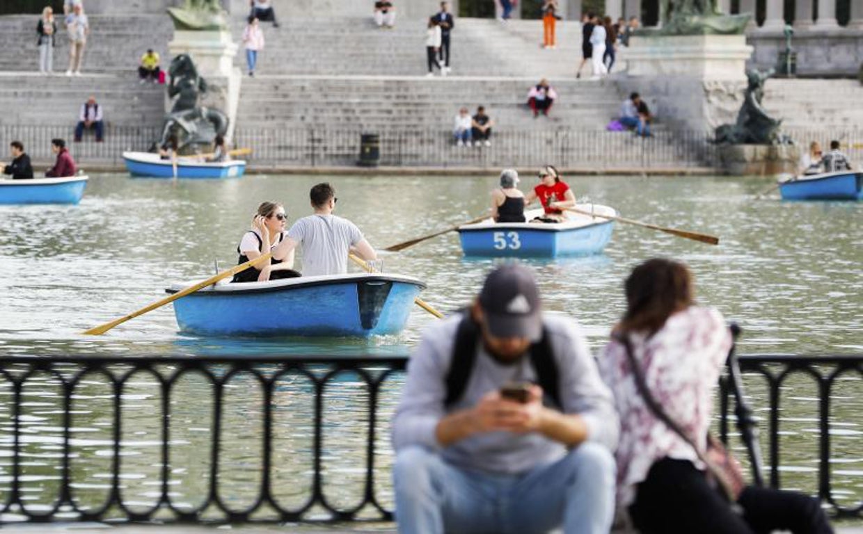 Varias personas disfrutan en el parque de El Retiro de Madrid el pasado 26 de octubre