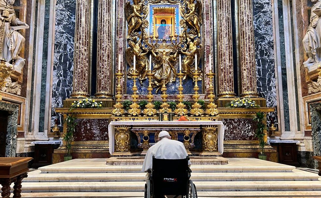 El Papa Francisco acudió este miércoles a la basílica de Santa María Mayor para rezar por el éxito de este viaje