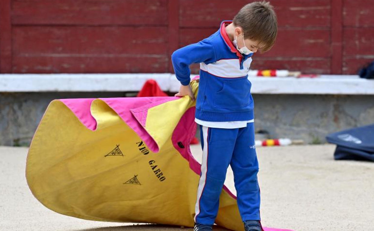 Alumno de las prácticas de la Escuela Taurina en la plaza de toros de Las Ventas en Madrid