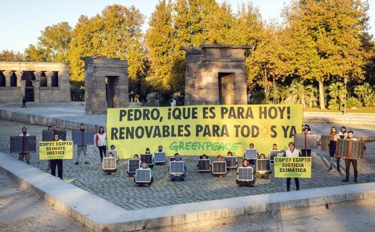 Protesta climática en el Templo de Debod para exigir a Pedro Sánchez más inversión en energías renovables