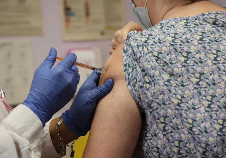 Los efectos secundarios de recibir la vacuna de la gripe y el covid a la vez: atento a ellos