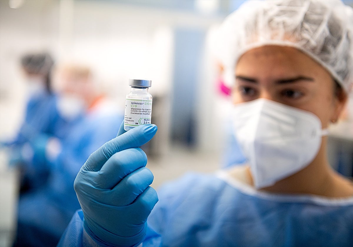 Enfermera con una dósis de vacuna contra el coronavirus