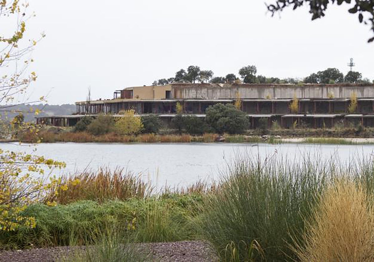 Cimientos del complejo turístico en la isla de Valdecañas