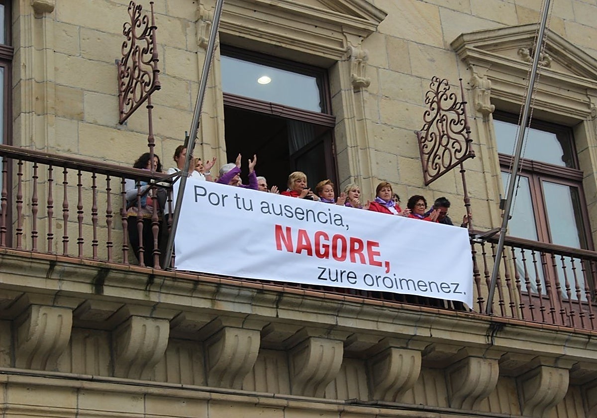 Pancarta conmemorando los diez años desde el asesinato de Nagore Laffage