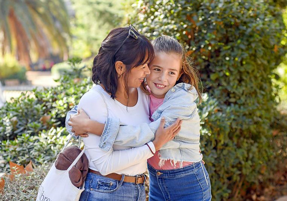 Angélica Pérez, que sufrió un ictus, posa junto a su hija