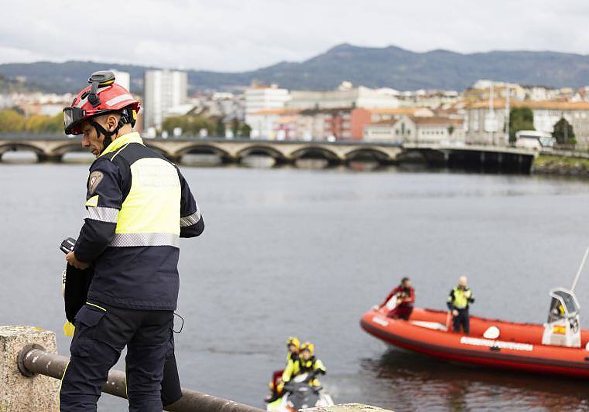 Un bombero en un dispositivo de búsqueda en la Ría de Pontevedra