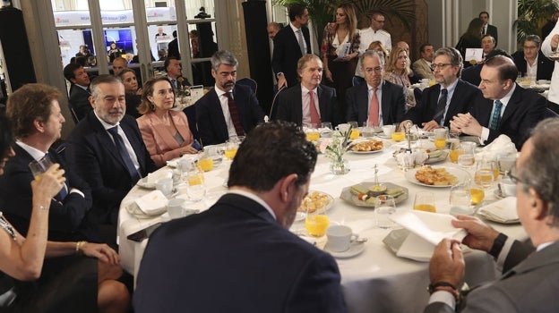 Luis Enríquez, en el centro, junto a Cuca Gamarra e Ignacio Ybarra, presidente de Vocento, entre otras autoridades
