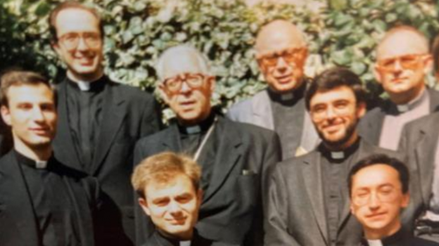 García Magán (el primero por la izquierda en la fila superior) en su etapa de seminarista. A la derecha, el cardenal Marcelo González Martín. En la fila de abajo, el primero por la derecha es el actual obispo de Jerez, José Rico Pavés. Y el primero por la derecha, en la fila superior,  Ángel Fernández, obispo de Albacete. Todos ellos eran seminaristas en ese momento