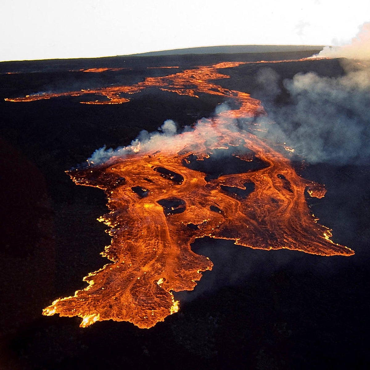 El Mauna Loa, el volcán más grande del mundo, entra en erupción tras 38 años en silencio