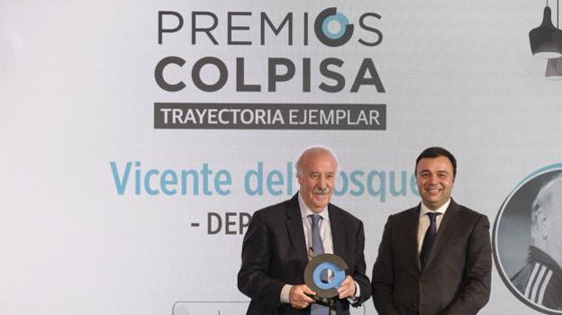 Vicente del Bosque recibe el premio de Deportes de manos Jesús Nemesio Arroyo, director corporativo de Comunicación en la Fundación La Caixa