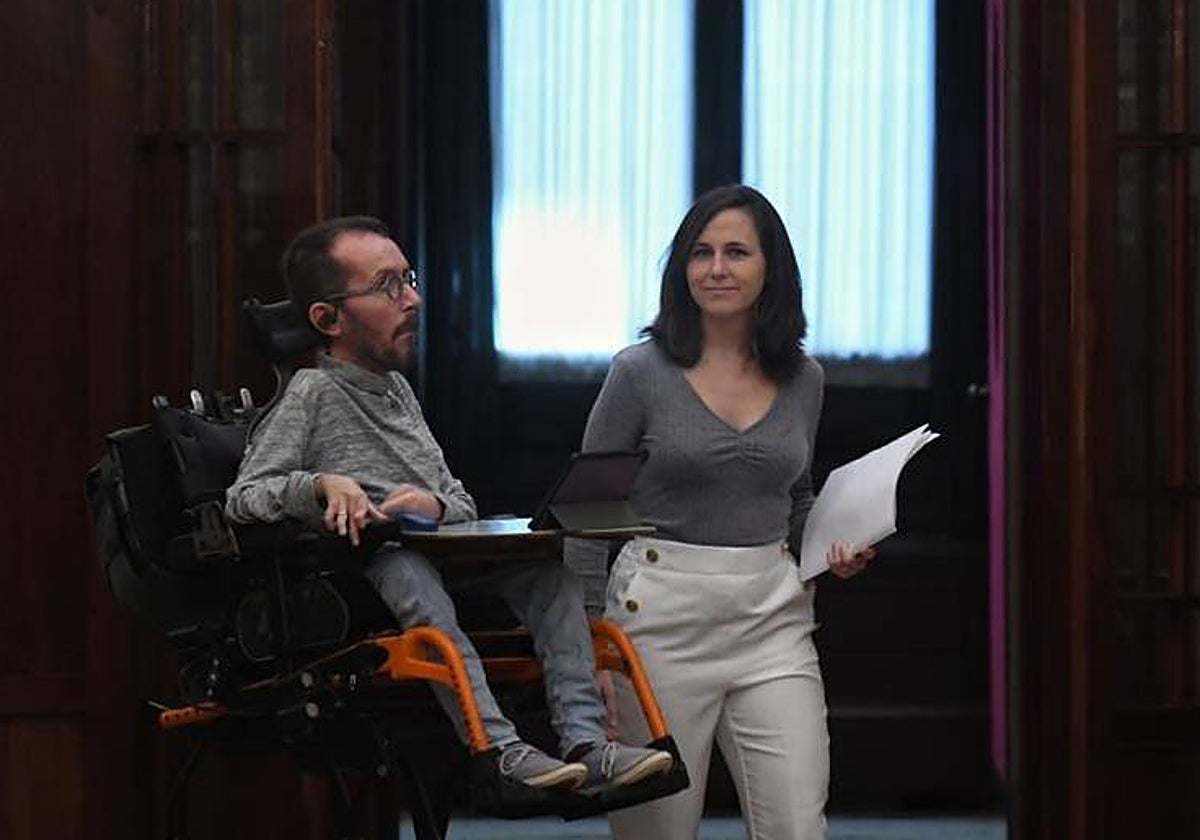 La ministra de Derechos Sociales, Ione Belarra, y el portavoz de Unidas Podemos, Pablo Echenique, a su llegada al Congreso en el mes de noviembre