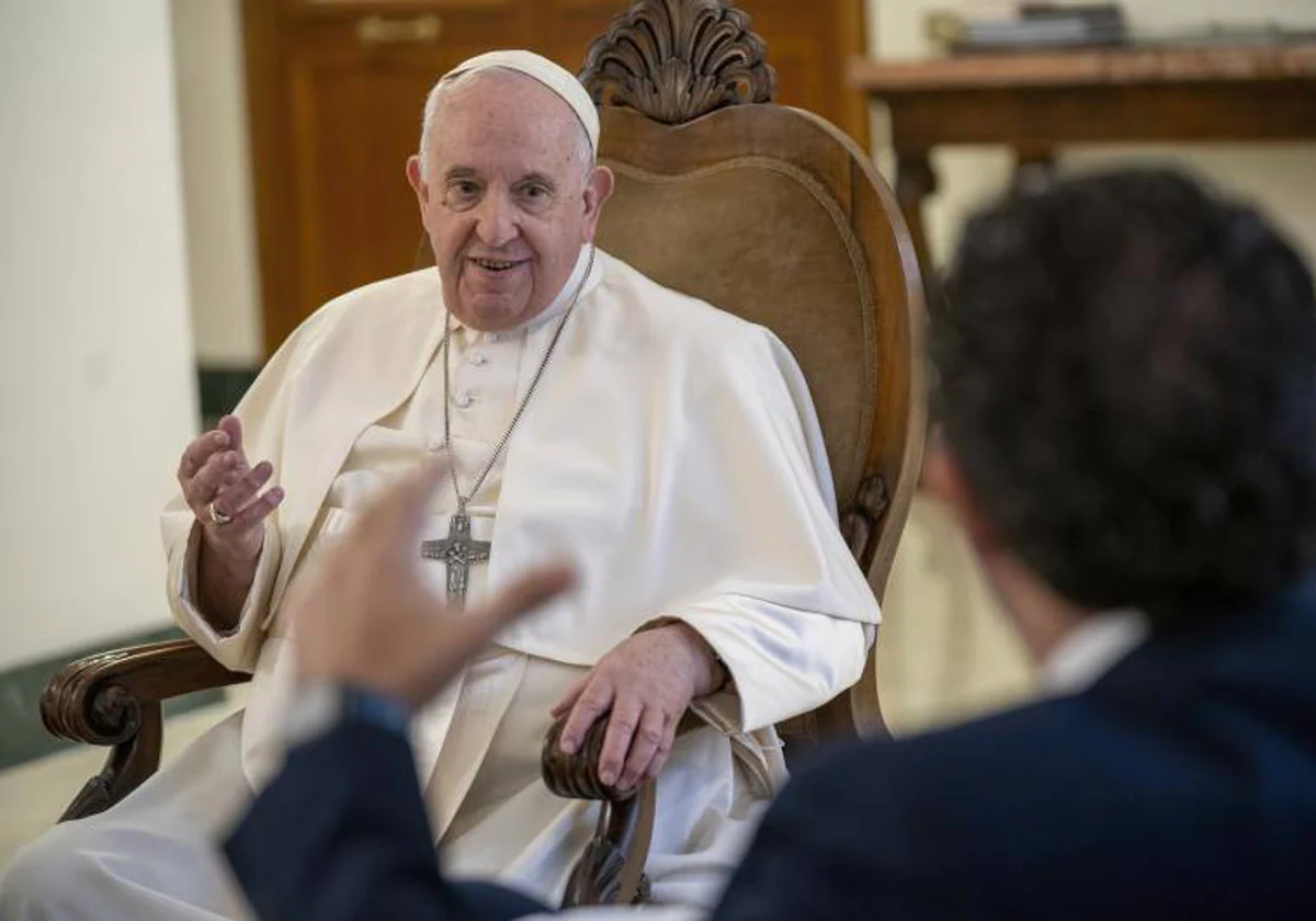 El Papa Francisco en un momento de la entrevista con el director y el corresponsal de ABC