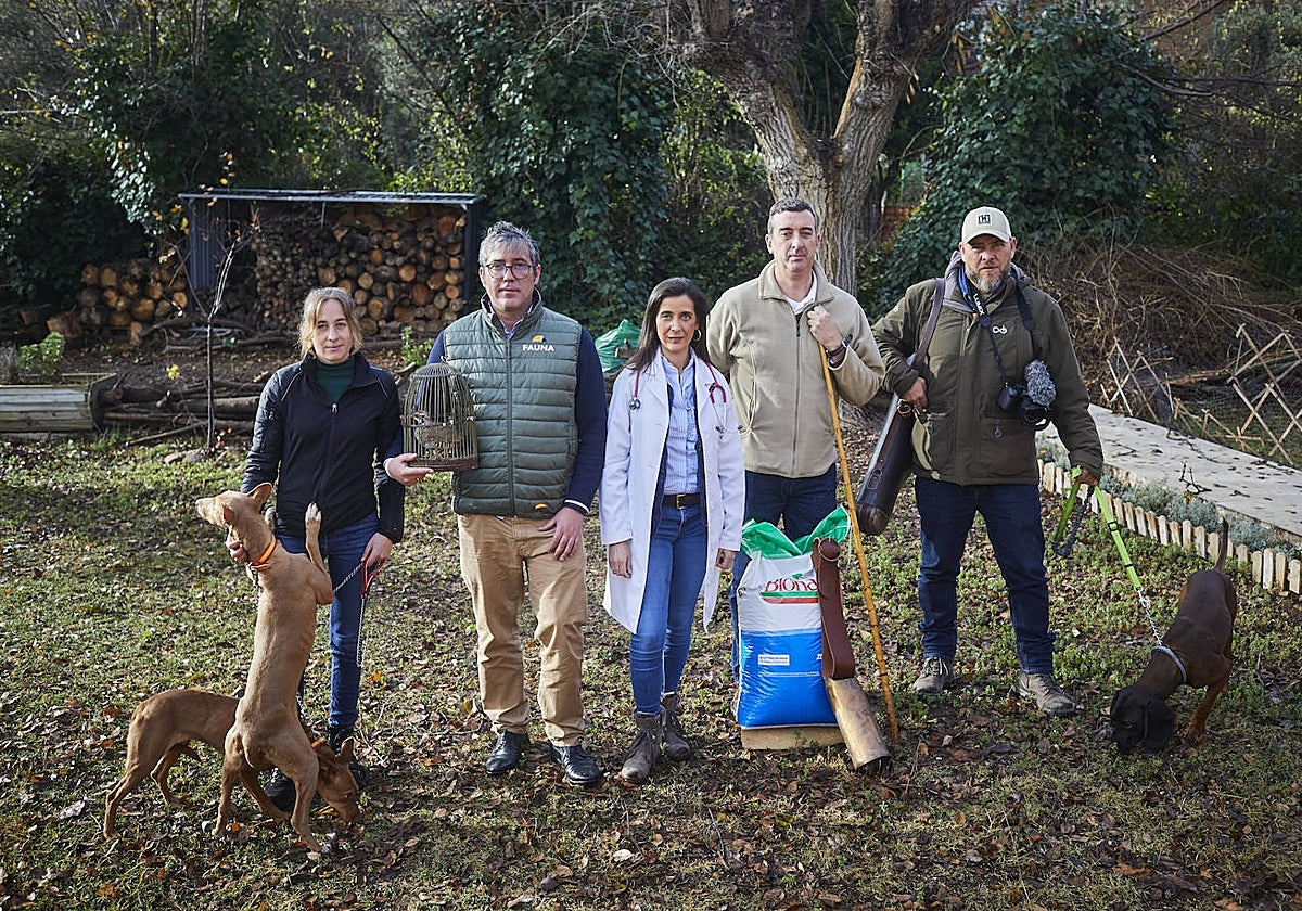 De izq. a dcha., Leticia Campos, rehalera; Luis Olmedo, criador de animales exóticos; Marta Valero, veterinaria; Urbano Pedro Herrero, ganadero y Miguel Ángel Turrillo, cazador