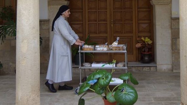 Sor Begoña, la monja más joven del monasterio con 46 años, lleva los dulces a la tienda