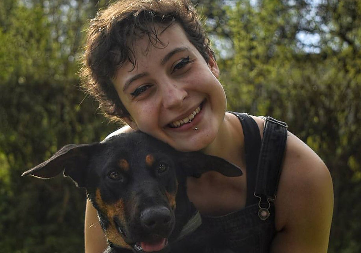 Nagore Goicoechea y su perra Sua