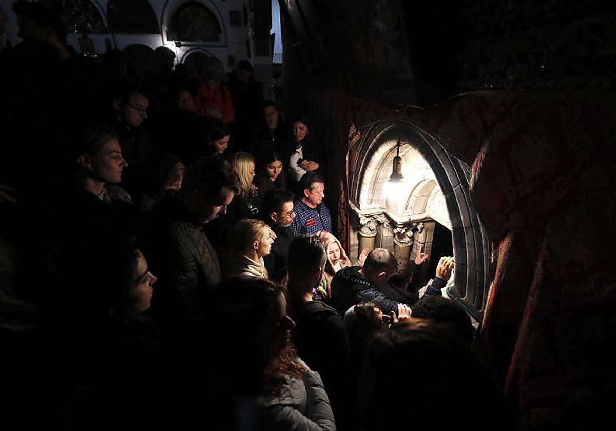 Varios peregrinos cristianos esperan para entrar en la basílica de la Natividad, en Belén, Ciscjordania